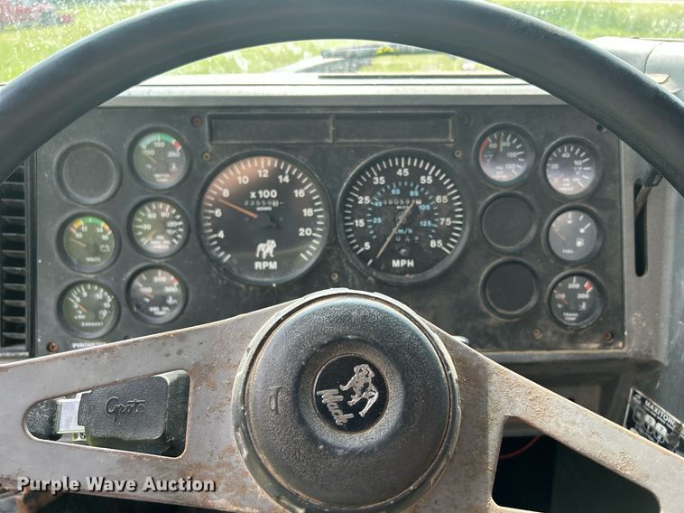 image for item DR4628 1995 Mack CH613  semi truck