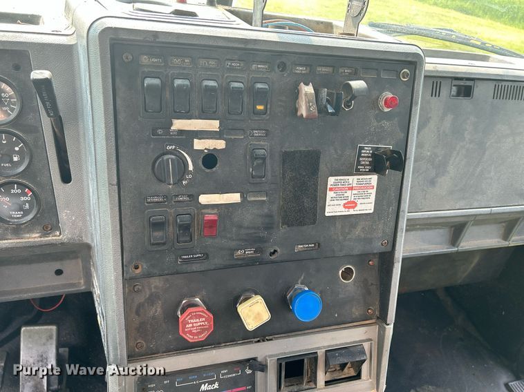 image for item DR4628 1995 Mack CH613  semi truck