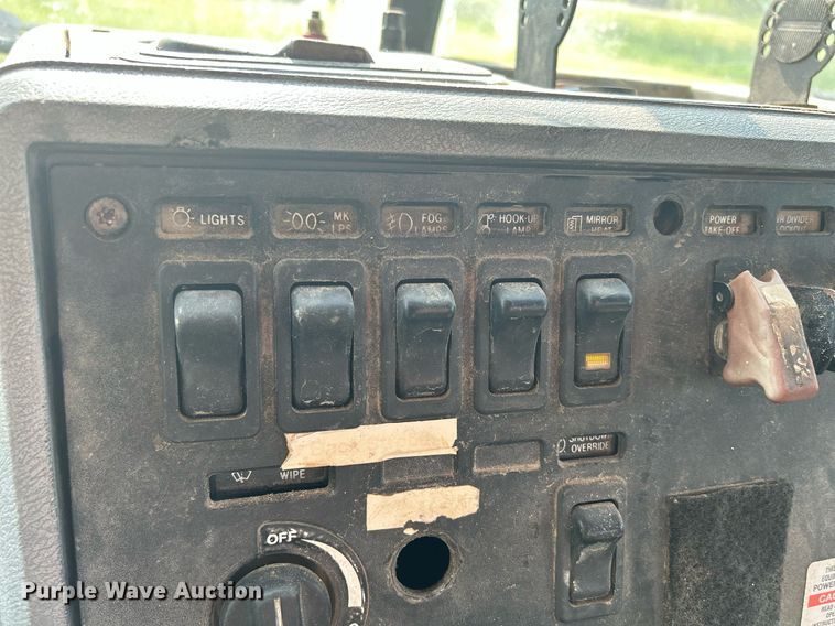 image for item DR4628 1995 Mack CH613  semi truck