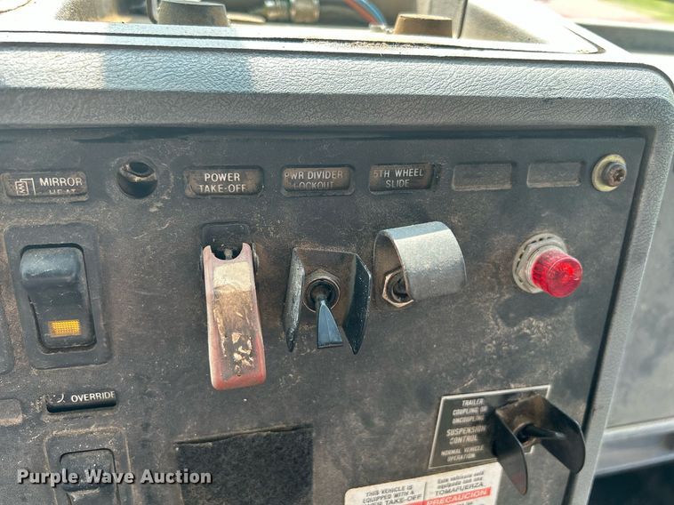 image for item DR4628 1995 Mack CH613  semi truck