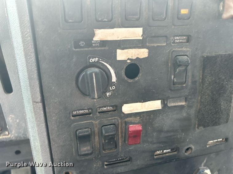 image for item DR4628 1995 Mack CH613  semi truck