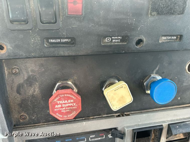 image for item DR4628 1995 Mack CH613  semi truck