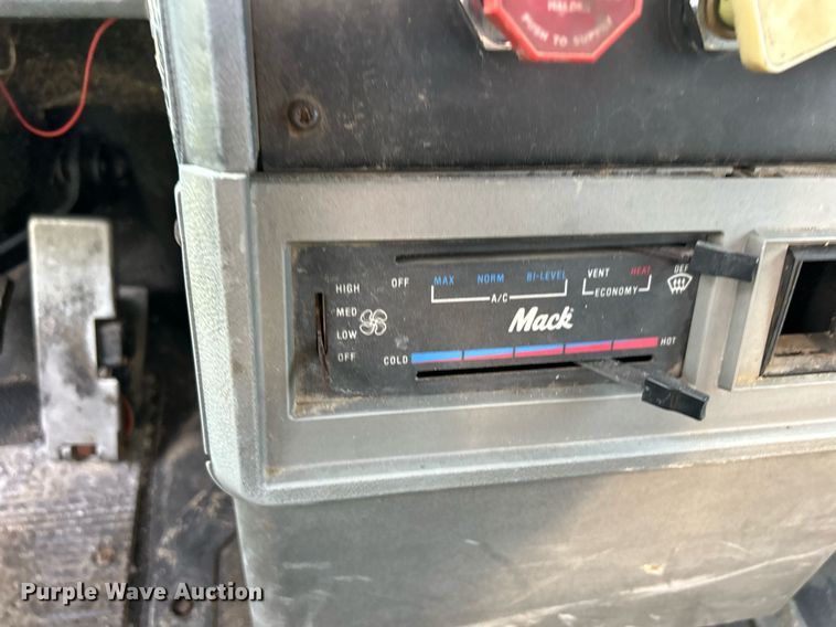 image for item DR4628 1995 Mack CH613  semi truck