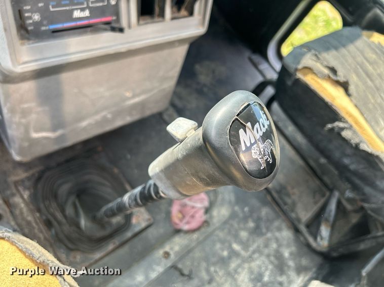 image for item DR4628 1995 Mack CH613  semi truck