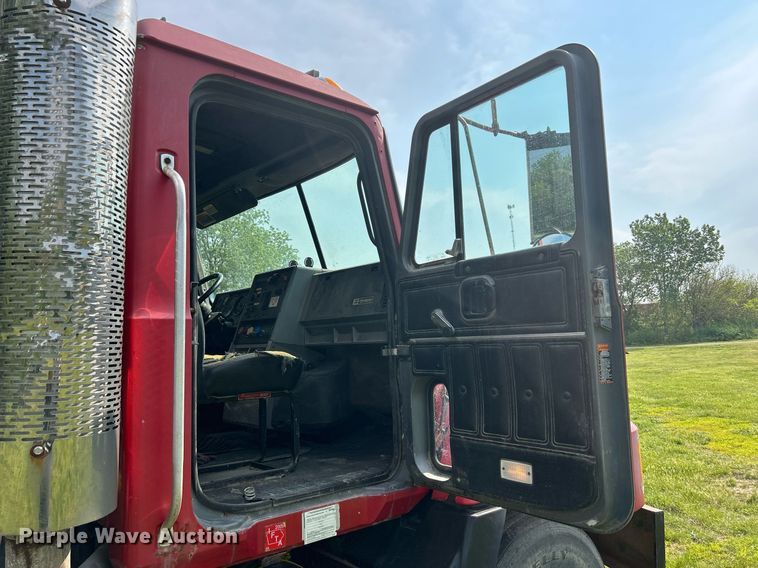 image for item DR4628 1995 Mack CH613  semi truck