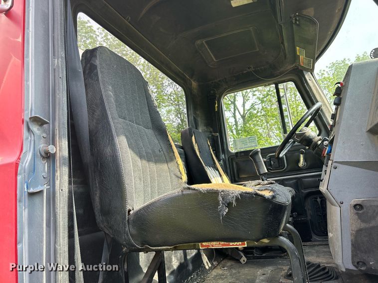 image for item DR4628 1995 Mack CH613  semi truck