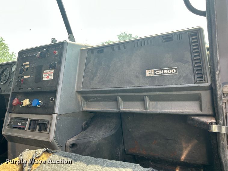 image for item DR4628 1995 Mack CH613  semi truck