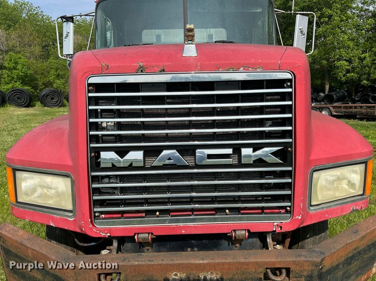 image for item DR4628 1995 Mack CH613  semi truck