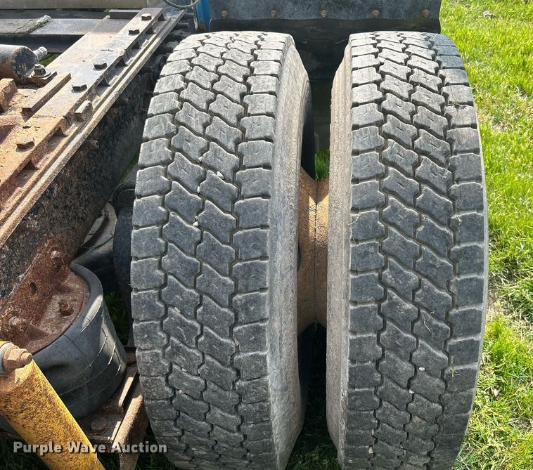 image for item DR4628 1995 Mack CH613  semi truck