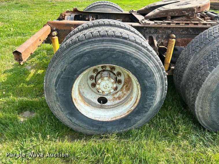 image for item DR4628 1995 Mack CH613  semi truck