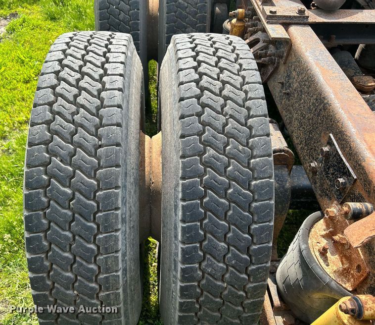 image for item DR4628 1995 Mack CH613  semi truck