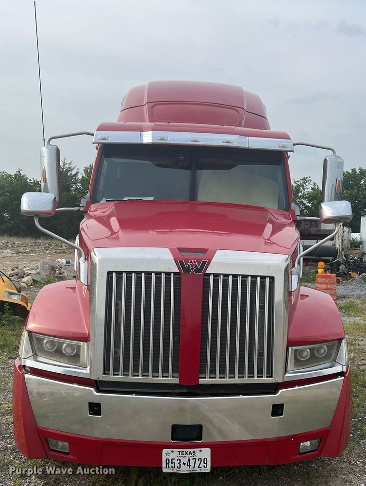 image for item DR5711 2016 Western Star 5700  semi truck