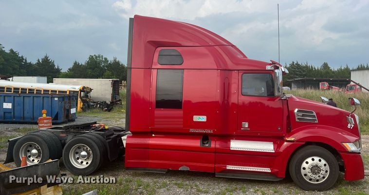 image for item DR5711 2016 Western Star 5700  semi truck