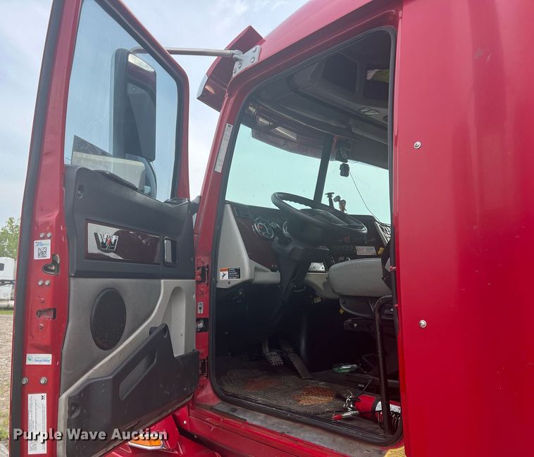 image for item DR5711 2016 Western Star 5700  semi truck