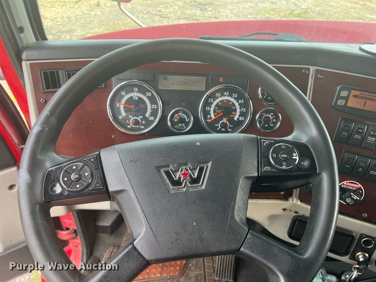 image for item DR5711 2016 Western Star 5700  semi truck