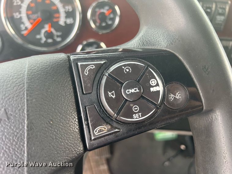 image for item DR5711 2016 Western Star 5700  semi truck