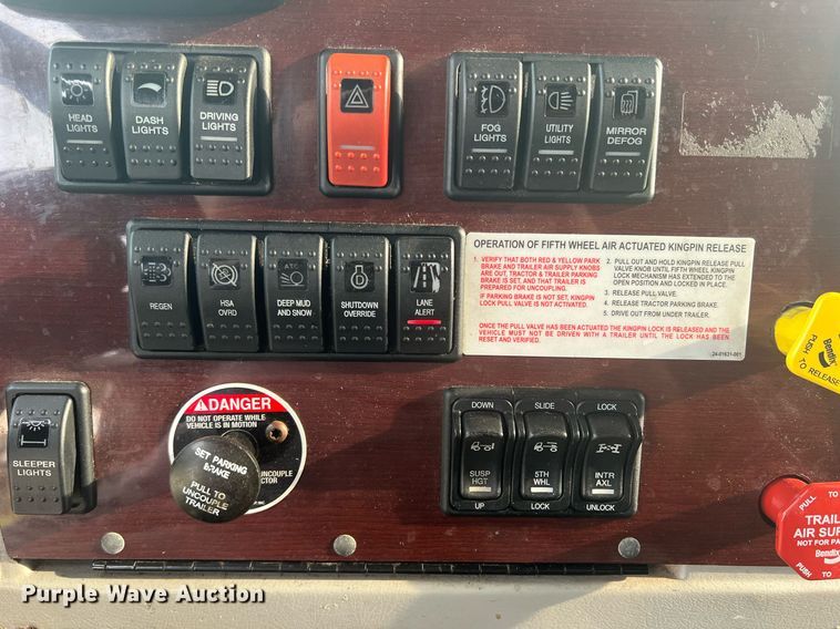 image for item DR5711 2016 Western Star 5700  semi truck