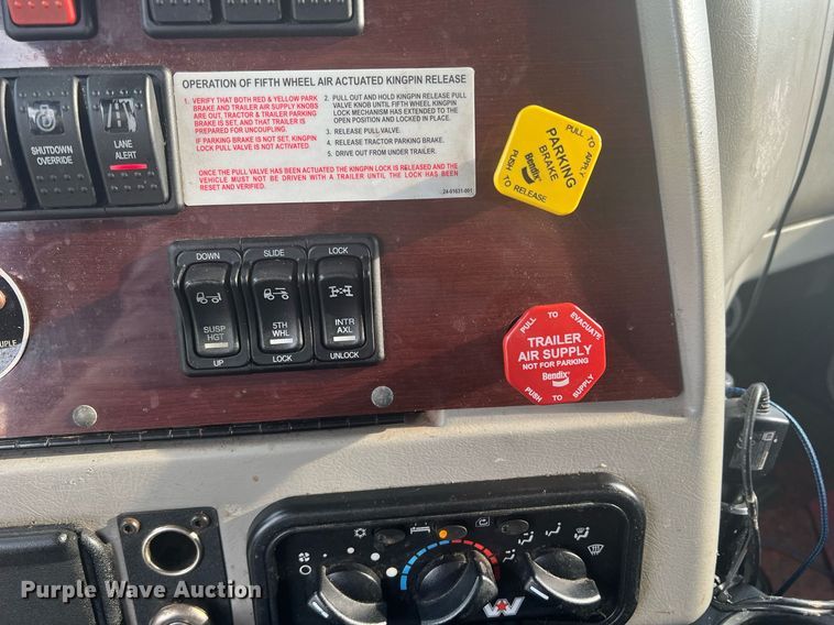 image for item DR5711 2016 Western Star 5700  semi truck