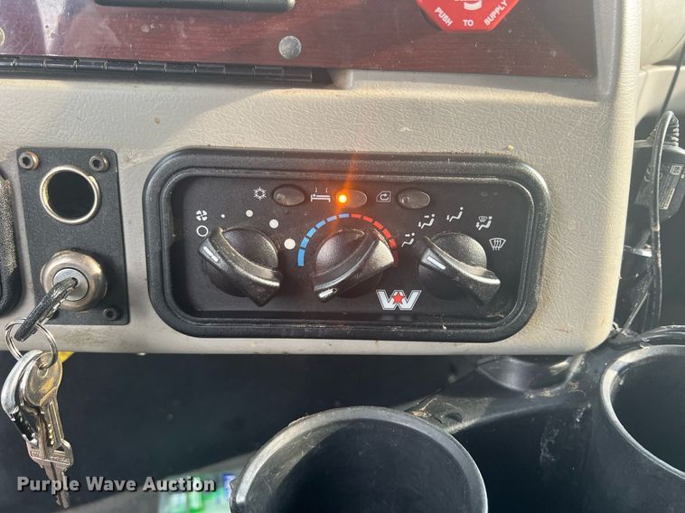 image for item DR5711 2016 Western Star 5700  semi truck