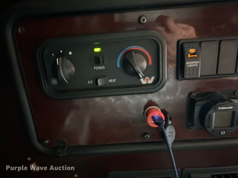 image for item DR5711 2016 Western Star 5700  semi truck