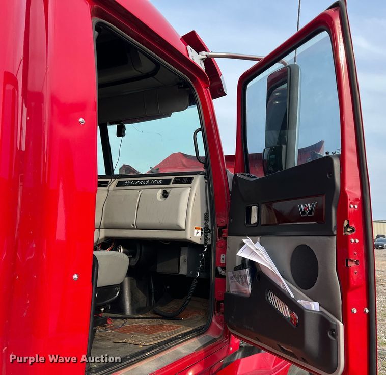 image for item DR5711 2016 Western Star 5700  semi truck