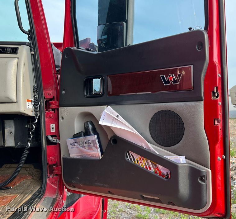 image for item DR5711 2016 Western Star 5700  semi truck