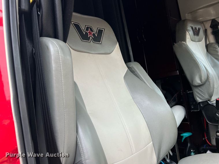 image for item DR5711 2016 Western Star 5700  semi truck