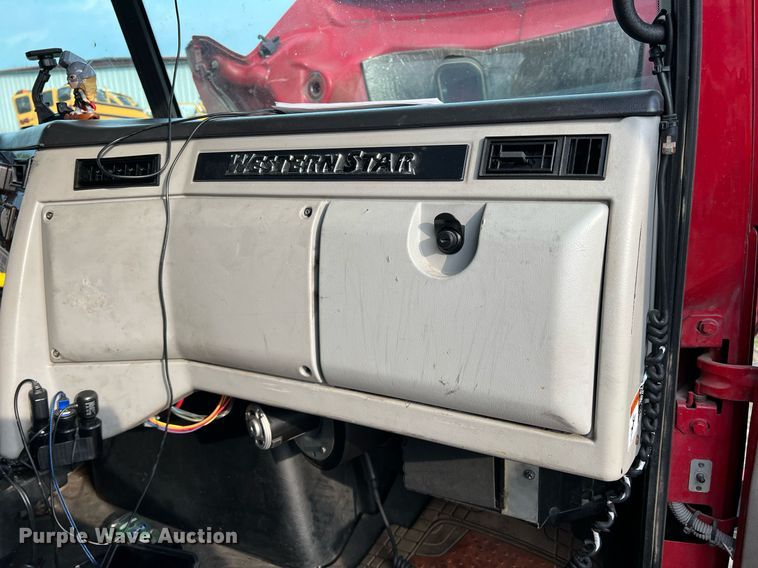 image for item DR5711 2016 Western Star 5700  semi truck