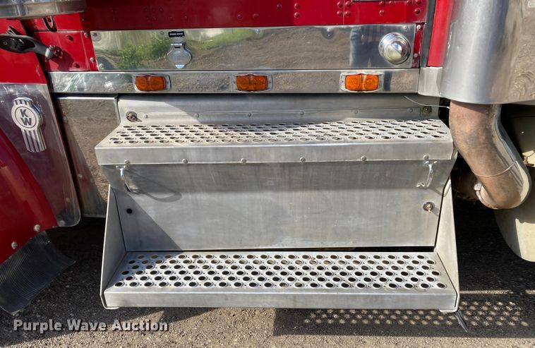 image for item HN9840 2001 Kenworth W900L  semi truck