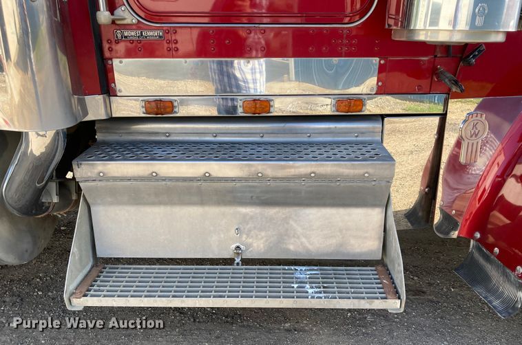 image for item HN9840 2001 Kenworth W900L  semi truck