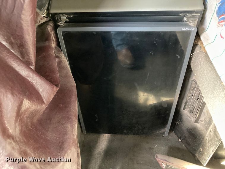 image for item HN9840 2001 Kenworth W900L  semi truck