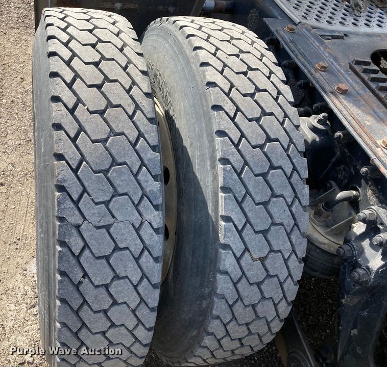 image for item HN9840 2001 Kenworth W900L  semi truck