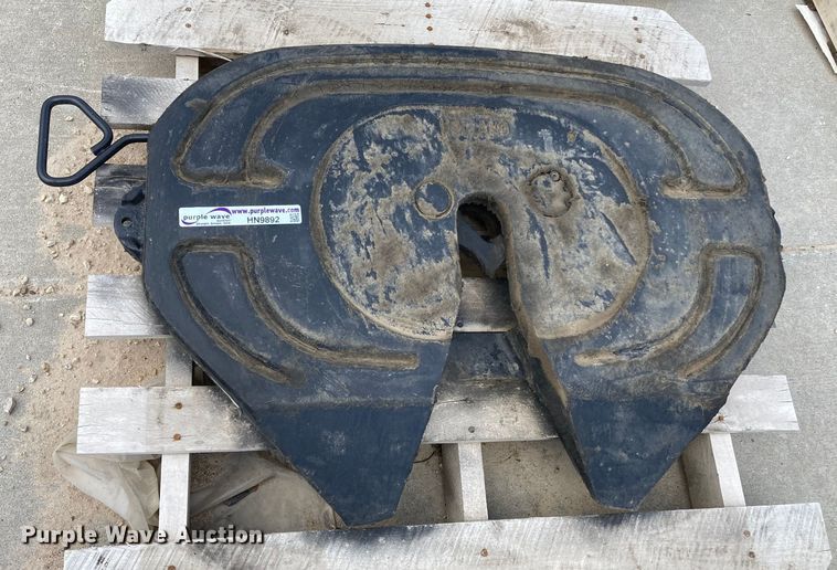 image for item HN9892 2020 Holland FW17J836XL00  fifth wheel hitch