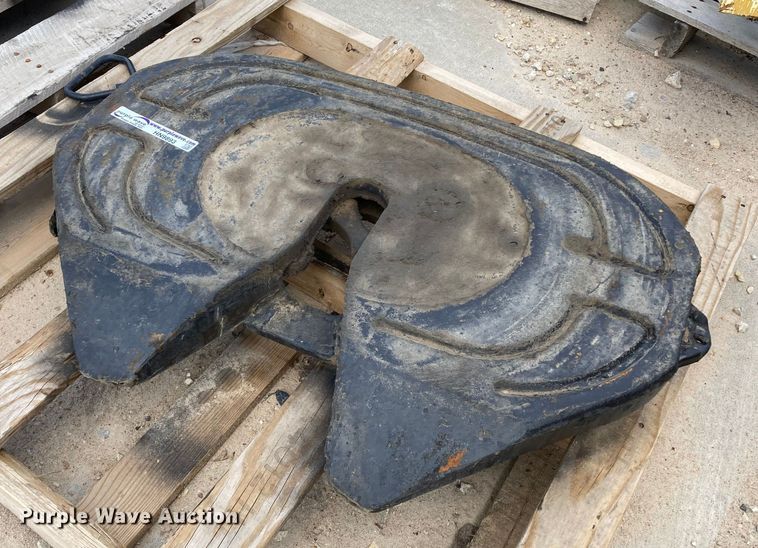 image for item HN9893 2020 Holland FW17J836XL00  fifth wheel hitch