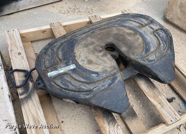 image for item HN9893 2020 Holland FW17J836XL00  fifth wheel hitch