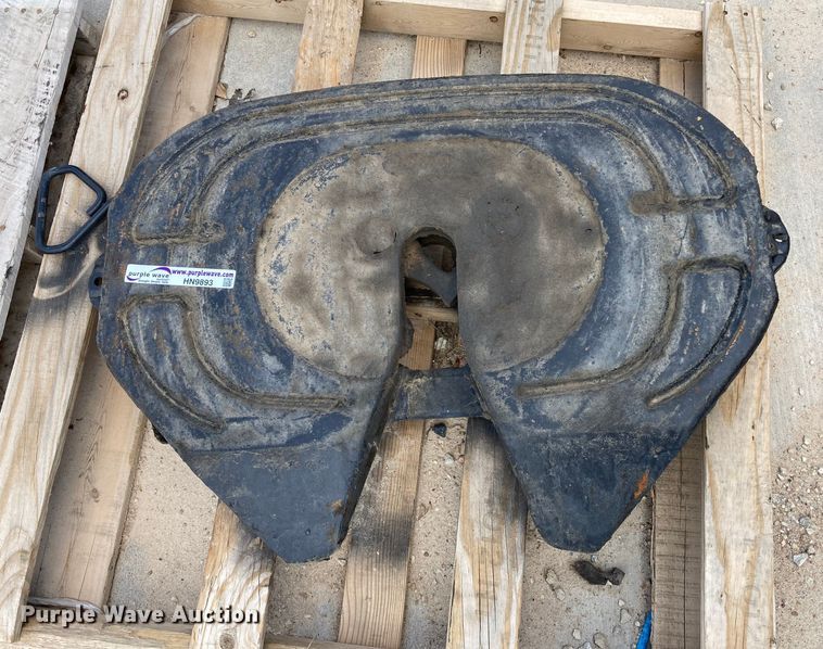 image for item HN9893 2020 Holland FW17J836XL00  fifth wheel hitch