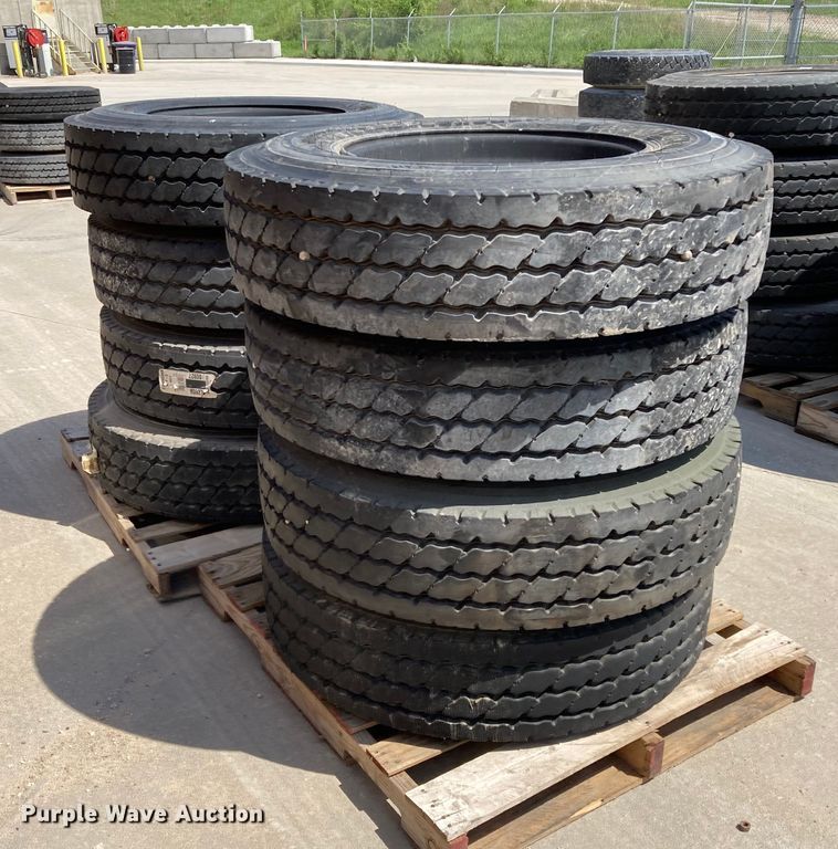 image for item HN9900 (8) Michelin XZY3 11R22.5 tires