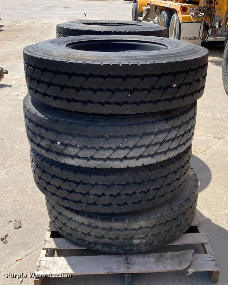image for item HN9900 (8) Michelin XZY3 11R22.5 tires