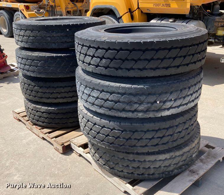 image for item HN9900 (8) Michelin XZY3 11R22.5 tires