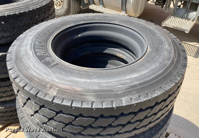 image for item HN9900 (8) Michelin XZY3 11R22.5 tires