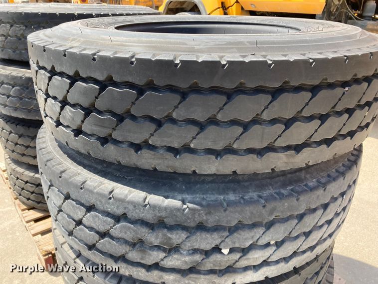 image for item HN9900 (8) Michelin XZY3 11R22.5 tires