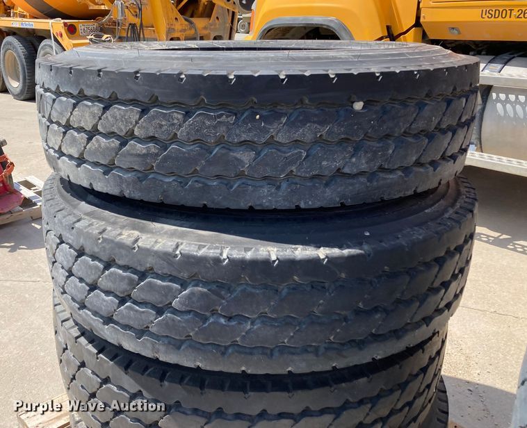 image for item HN9900 (8) Michelin XZY3 11R22.5 tires