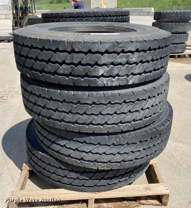 image for item HN9901 (8) Michelin XZY3 11R22.5 tires