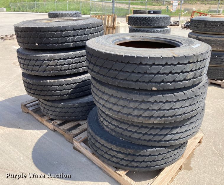 image for item HN9901 (8) Michelin XZY3 11R22.5 tires