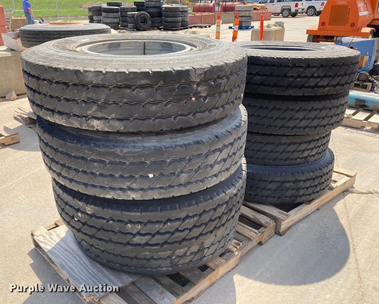 image for item HN9901 (8) Michelin XZY3 11R22.5 tires