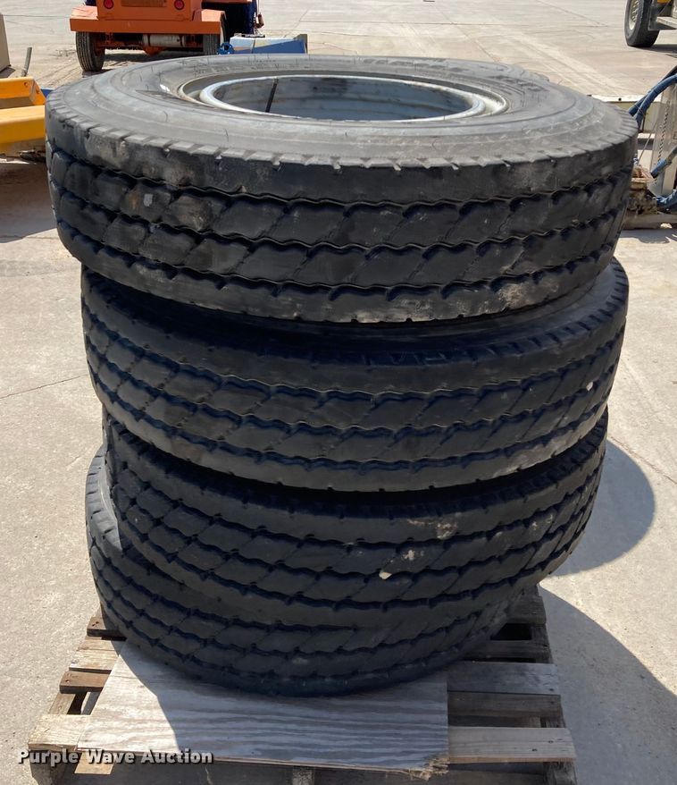 image for item HN9901 (8) Michelin XZY3 11R22.5 tires