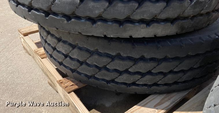 image for item HN9901 (8) Michelin XZY3 11R22.5 tires