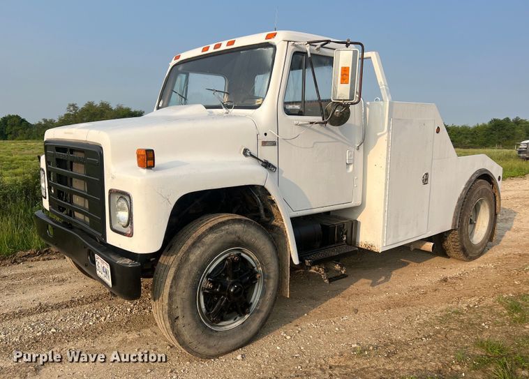 image for item II9021 1983 International 1754  flatbed truck