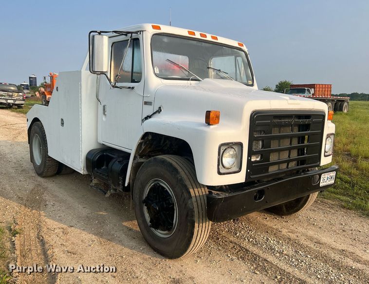 image for item II9021 1983 International 1754  flatbed truck