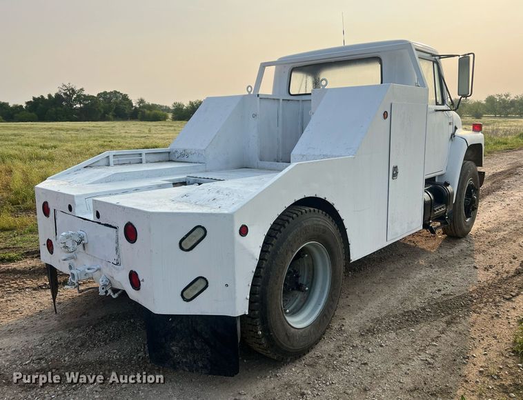image for item II9021 1983 International 1754  flatbed truck